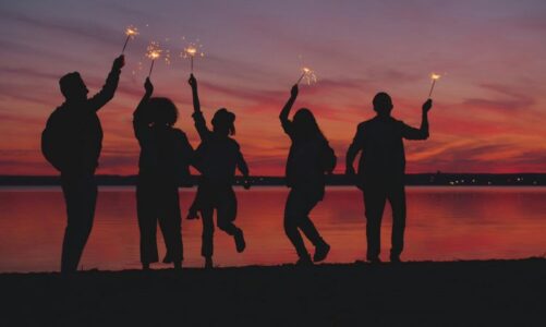 https://unsplash.com/it/foto/sagome-di-persone-che-festeggiano-con-stelle-filanti-al-tramonto-Hf-3ReZ2VOQ
