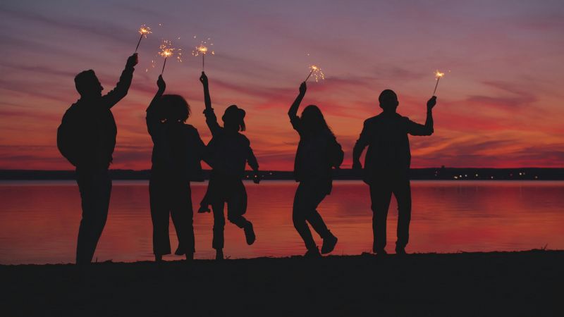 https://unsplash.com/it/foto/sagome-di-persone-che-festeggiano-con-stelle-filanti-al-tramonto-Hf-3ReZ2VOQ